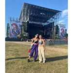 Claudia Salas Instagram - Llevo en el norte tres días en mitad de una montaña rodeada de música en directo y amigos: el plan. Planazo.

Nos ha llovido, ha salido el sol, hemos bailado, me he reído (posiblemente) más de lo que me he reído en lo que va de año.

Lasai (calma); basoa (bosque). Tal cual.
>100beatsxmin.

El sistema de sonido del bbk es otra película.
La energía que hay en el bbk es otra película.
Lo feliz que hemos sido en el bbk es otra película.

Gracias @beefeatergin_es por regalarnos una de las experiencias del año sin duda.
Disfruta de un consumo responsable. 40°

#beefeatergin 
#ad