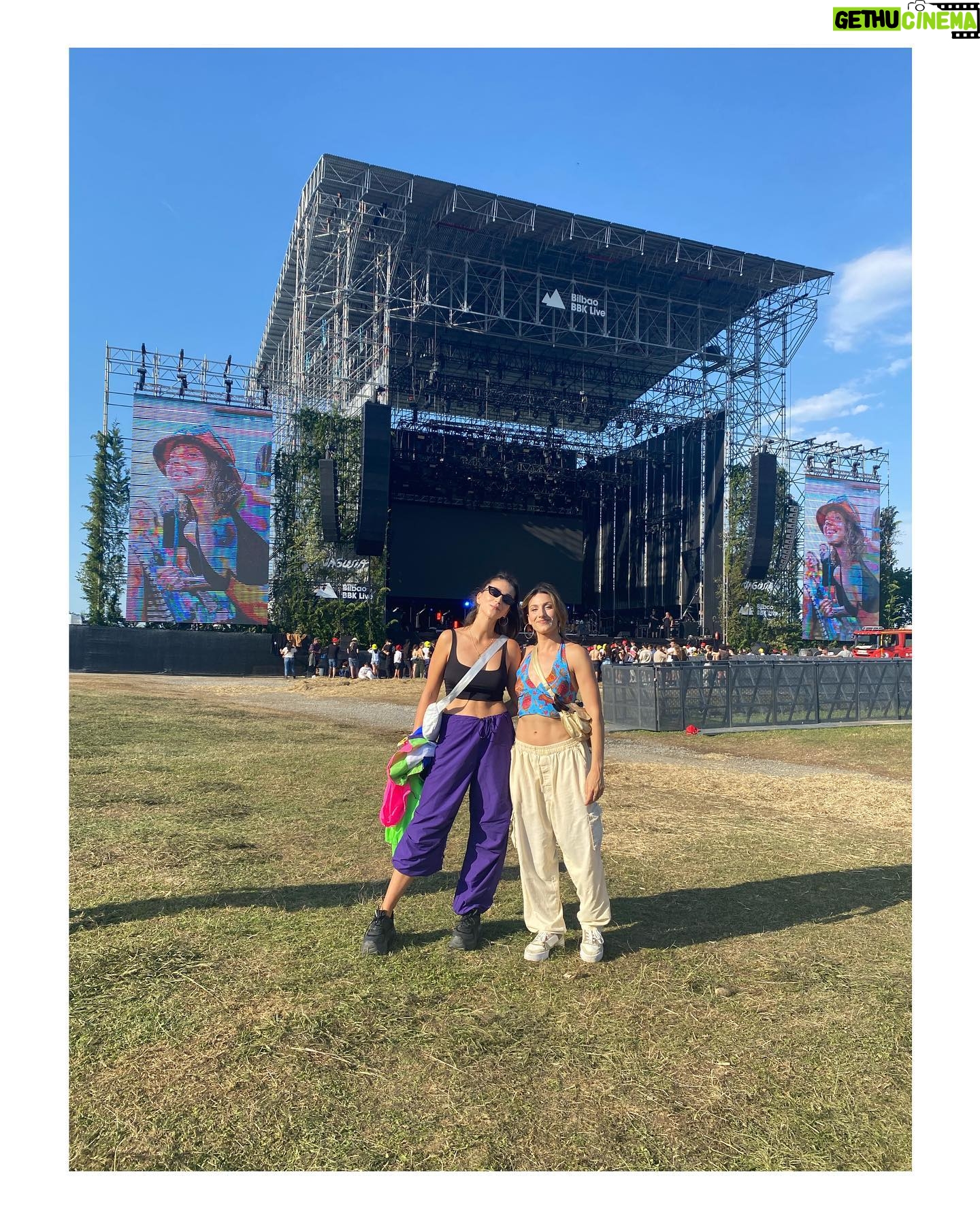 Claudia Salas Instagram - Llevo en el norte tres días en mitad de una montaña rodeada de música en directo y amigos: el plan. Planazo.
Nos ha llovido, ha salido el sol, hemos bailado, me he reído (posiblemente) más de lo que me he reído en lo que va de año.
Lasai (calma); basoa (bosque). Tal cual.
>100beatsxmin.
El sistema de sonido del bbk es otra película.
La energía que hay en el bbk es otra película.
Lo feliz que hemos sido en el bbk es otra película.
Gracias @beefeatergin_es por regalarnos una de las experiencias del año sin duda.
Disfruta de un consumo responsable. 40°
#beefeatergin
#ad