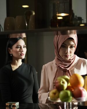 Erra Fazira Instagram - Tuhan je yang tau , jantung berdebar sejak 6 pagi tadi. Sepanjang dalam perjalanan ke lokasi pengambaran masih berdebar debarrr
Hari ini dalam sejarah.,Nak bertemu dengan Idolaku, satu frame dengan idolaku @errafazira dalam #rampascintaku2 @iqiyimalaysia

Satu family ku tau sejak di bangku sekolah, memang nama kak Erra yang ku jerit2 lompat2 setiap kali menonton anugerah di Kaca TV 🥹 peminat setia ni..

Pernah beberapa kali digandingkan untuk fotografi bersama sebelum ni. Tapi tak pernah dapat peluang bekerjasama. Benarlah Rezeki tak pernah salah alamat, lepas 20 tahun berada dalam industri, dijodohkan bersama ratuku didalam satu drama…🥹

Beliau yang masih disegani, masih disayangi ramai, the one and only primadona Erra Fazira. 
Beliau yang kita semua tau…Primadona yang sentiasa senyum dalam apa jua keadaan, tidak pernah berkata yang tidak baik tentang sesiapapun, primadona yang tidak pernah kenal erti penat. 
Primadona yang masih kekal menjadi Ratu Cantik sehingga hari ini…..
MasyaAllah… AURA!!! Takkan pernah hilang
 
Now dah hampir 6 Petang, masih lagi berdebor2 bawah satu bumbung. Doakan agar perasaan gugup ni hilang soon . Sebab banyak scenes dengan Kak Erra untuk drama ni…

I love you kak Erra….
Ratukuuuu 😍

Welcome to our big family #rampascintaku #rampascintaku2 🥹