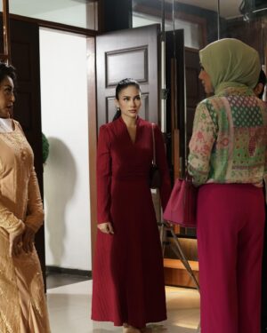Erra Fazira Instagram - Tuhan je yang tau , jantung berdebar sejak 6 pagi tadi. Sepanjang dalam perjalanan ke lokasi pengambaran masih berdebar debarrr
Hari ini dalam sejarah.,Nak bertemu dengan Idolaku, satu frame dengan idolaku @errafazira dalam #rampascintaku2 @iqiyimalaysia

Satu family ku tau sejak di bangku sekolah, memang nama kak Erra yang ku jerit2 lompat2 setiap kali menonton anugerah di Kaca TV 🥹 peminat setia ni..

Pernah beberapa kali digandingkan untuk fotografi bersama sebelum ni. Tapi tak pernah dapat peluang bekerjasama. Benarlah Rezeki tak pernah salah alamat, lepas 20 tahun berada dalam industri, dijodohkan bersama ratuku didalam satu drama…🥹

Beliau yang masih disegani, masih disayangi ramai, the one and only primadona Erra Fazira. 
Beliau yang kita semua tau…Primadona yang sentiasa senyum dalam apa jua keadaan, tidak pernah berkata yang tidak baik tentang sesiapapun, primadona yang tidak pernah kenal erti penat. 
Primadona yang masih kekal menjadi Ratu Cantik sehingga hari ini…..
MasyaAllah… AURA!!! Takkan pernah hilang
 
Now dah hampir 6 Petang, masih lagi berdebor2 bawah satu bumbung. Doakan agar perasaan gugup ni hilang soon . Sebab banyak scenes dengan Kak Erra untuk drama ni…

I love you kak Erra….
Ratukuuuu 😍

Welcome to our big family #rampascintaku #rampascintaku2 🥹