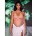 Chanel Iman Instagram - Miami Swim Week with my baby girl 🤰🏽👼🏽 🎀 @cupshe 👙