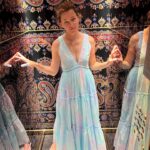 Elizabeth Banks Instagram - Elevator enjoyment in a summer dress.
