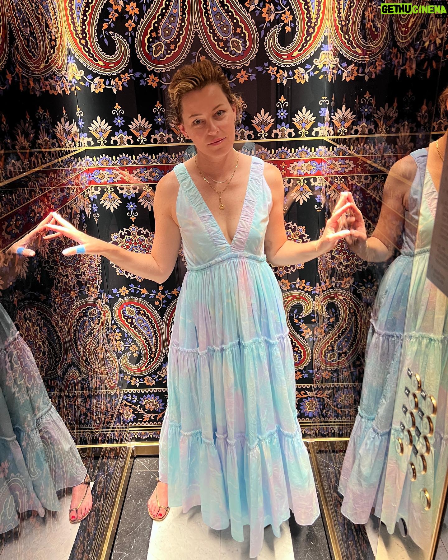 Elizabeth Banks Instagram - Elevator enjoyment in a summer dress.