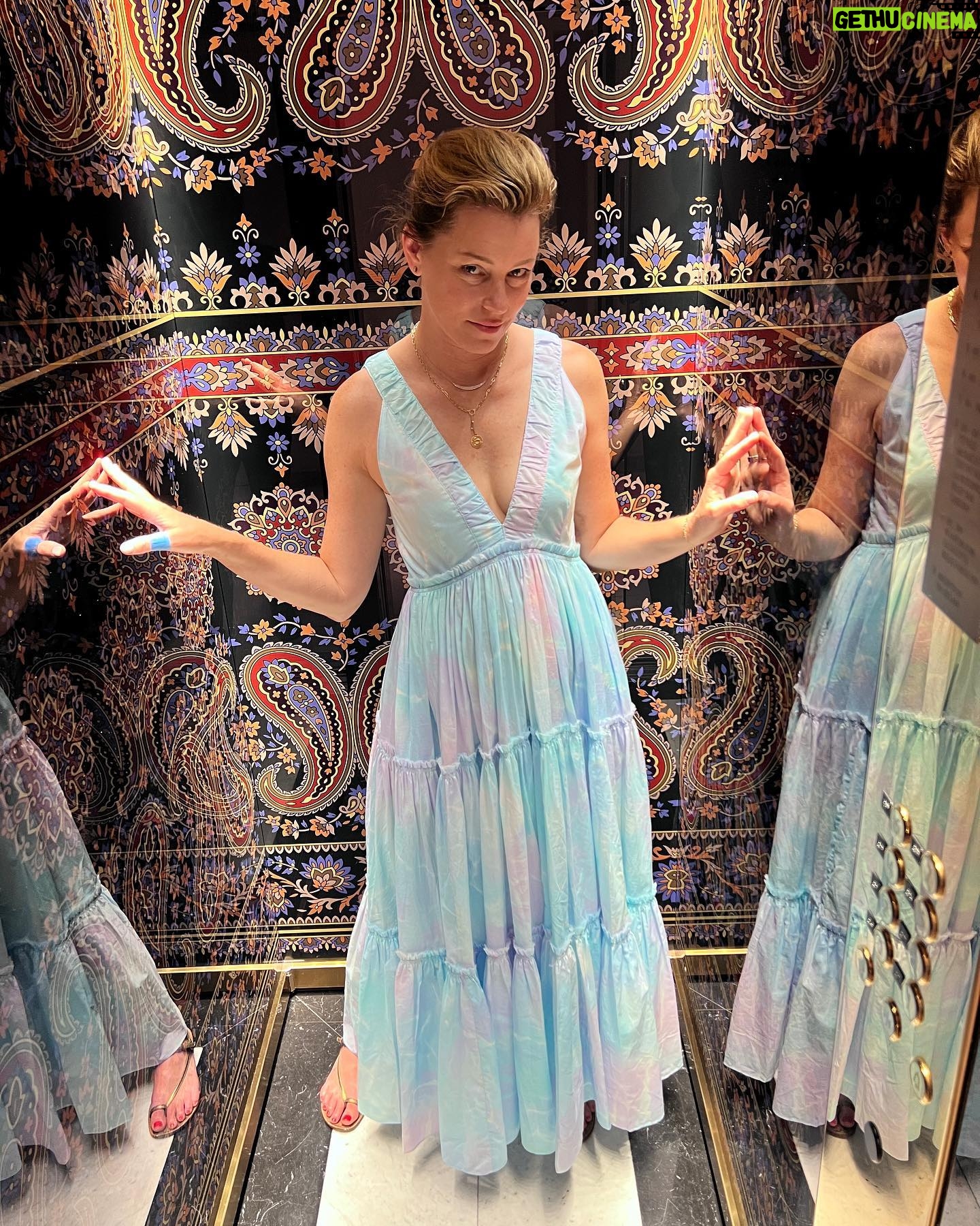 Elizabeth Banks Instagram - Elevator enjoyment in a summer dress.