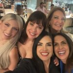 Scarlet Ortiz Instagram - La noche de anoche! Que gusto compartir con seres maravillosos, pro activos y que amamos lo que hacemos! Gracias 🙏🏻 los admiro y respeto muchos! Bendiciones 🙌🏻💜🥳 
@mimilazod @danielferrerc @shirleyvarnagy @devanahugo @albacmujica @mariantoduque @manuelfraizgrijalba #dramaticas