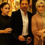 Erra Fazira Instagram - Tuhan je yang tau , jantung berdebar sejak 6 pagi tadi. Sepanjang dalam perjalanan ke lokasi pengambaran masih berdebar debarrr
Hari ini dalam sejarah.,Nak bertemu dengan Idolaku, satu frame dengan idolaku @errafazira dalam #rampascintaku2 @iqiyimalaysia

Satu family ku tau sejak di bangku sekolah, memang nama kak Erra yang ku jerit2 lompat2 setiap kali menonton anugerah di Kaca TV 🥹 peminat setia ni..

Pernah beberapa kali digandingkan untuk fotografi bersama sebelum ni. Tapi tak pernah dapat peluang bekerjasama. Benarlah Rezeki tak pernah salah alamat, lepas 20 tahun berada dalam industri, dijodohkan bersama ratuku didalam satu drama…🥹

Beliau yang masih disegani, masih disayangi ramai, the one and only primadona Erra Fazira. 
Beliau yang kita semua tau…Primadona yang sentiasa senyum dalam apa jua keadaan, tidak pernah berkata yang tidak baik tentang sesiapapun, primadona yang tidak pernah kenal erti penat. 
Primadona yang masih kekal menjadi Ratu Cantik sehingga hari ini…..
MasyaAllah… AURA!!! Takkan pernah hilang
 
Now dah hampir 6 Petang, masih lagi berdebor2 bawah satu bumbung. Doakan agar perasaan gugup ni hilang soon . Sebab banyak scenes dengan Kak Erra untuk drama ni…

I love you kak Erra….
Ratukuuuu 😍

Welcome to our big family #rampascintaku #rampascintaku2 🥹