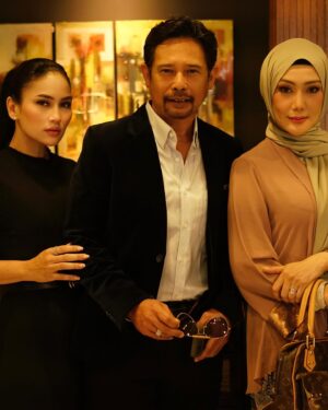 Erra Fazira Instagram - Tuhan je yang tau , jantung berdebar sejak 6 pagi tadi. Sepanjang dalam perjalanan ke lokasi pengambaran masih berdebar debarrr
Hari ini dalam sejarah.,Nak bertemu dengan Idolaku, satu frame dengan idolaku @errafazira dalam #rampascintaku2 @iqiyimalaysia

Satu family ku tau sejak di bangku sekolah, memang nama kak Erra yang ku jerit2 lompat2 setiap kali menonton anugerah di Kaca TV 🥹 peminat setia ni..

Pernah beberapa kali digandingkan untuk fotografi bersama sebelum ni. Tapi tak pernah dapat peluang bekerjasama. Benarlah Rezeki tak pernah salah alamat, lepas 20 tahun berada dalam industri, dijodohkan bersama ratuku didalam satu drama…🥹

Beliau yang masih disegani, masih disayangi ramai, the one and only primadona Erra Fazira. 
Beliau yang kita semua tau…Primadona yang sentiasa senyum dalam apa jua keadaan, tidak pernah berkata yang tidak baik tentang sesiapapun, primadona yang tidak pernah kenal erti penat. 
Primadona yang masih kekal menjadi Ratu Cantik sehingga hari ini…..
MasyaAllah… AURA!!! Takkan pernah hilang
 
Now dah hampir 6 Petang, masih lagi berdebor2 bawah satu bumbung. Doakan agar perasaan gugup ni hilang soon . Sebab banyak scenes dengan Kak Erra untuk drama ni…

I love you kak Erra….
Ratukuuuu 😍

Welcome to our big family #rampascintaku #rampascintaku2 🥹