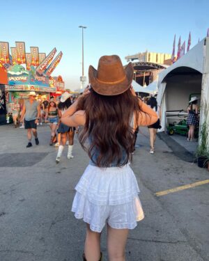 Anna Cathcart Instagram - these boots were absolutely not made for walking
