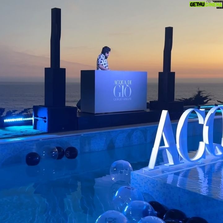 Antonia Gentry Instagram - saw old friends, made some new ones at the Armani Beach House last night… (swipe to see a surprise 🪲)
Hair: @themartyharper
Makeup: @melaniemakeup
Styled by: @thomascarterphillips wearing @giorgioarmani
@armanibeauty #aquadigio #armanibeautypartner