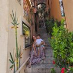 Sherlyn Instagram - Les platico de Taormina que me robo el corazón, es una ciudad sobre un cerro en la costa este de Sicilia. Se encuentra cerca del monte Etna, el volcan mas alto y activo de europa (tambien lo visitamos pero las fotos no estan tan cool). La ciudad tiene un antiguo teatro grecorromano que aún funciona "Teatro Antico di Taormina" pero más para conciertos, los acantilados descienden hasta el mar y forman caletas con playas de arena. Se come delicioso y hay gelato por todos lados! @andrenuestrobebe