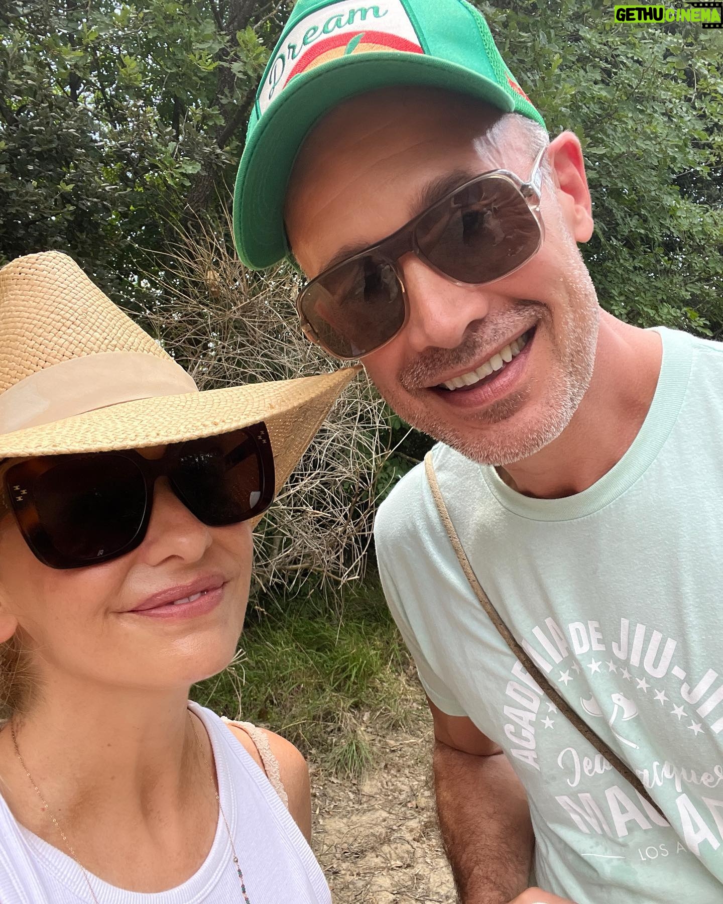 Sarah Michelle Gellar Instagram - The only hunting you will ever see me do. Truffle hunting. We had the most magical day at the family owned @marronaia . First we hunted truffles, then we ate truffles. We also drank the most beautiful wines (well @realfreddieprinze and I did) And the truffle olive oil …. is perfetto