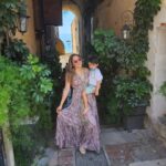 Sherlyn Instagram - Les platico de Taormina que me robo el corazón, es una ciudad sobre un cerro en la costa este de Sicilia. Se encuentra cerca del monte Etna, el volcan mas alto y activo de europa (tambien lo visitamos pero las fotos no estan tan cool). La ciudad tiene un antiguo teatro grecorromano que aún funciona "Teatro Antico di Taormina" pero más para conciertos, los acantilados descienden hasta el mar y forman caletas con playas de arena. Se come delicioso y hay gelato por todos lados! @andrenuestrobebe