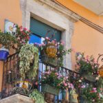 Sherlyn Instagram - Les platico de Taormina que me robo el corazón, es una ciudad sobre un cerro en la costa este de Sicilia. Se encuentra cerca del monte Etna, el volcan mas alto y activo de europa (tambien lo visitamos pero las fotos no estan tan cool). La ciudad tiene un antiguo teatro grecorromano que aún funciona "Teatro Antico di Taormina" pero más para conciertos, los acantilados descienden hasta el mar y forman caletas con playas de arena. Se come delicioso y hay gelato por todos lados! @andrenuestrobebe