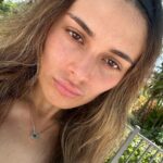 Daniela Calle Instagram - Aprovechando los 15 minutos de sol de verano en miami 😂😓