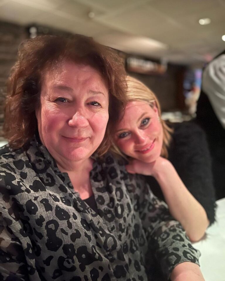 Elizabeth Banks Instagram - Wishing a very happy birthday to this absolute legend and wonderful friend @margomartindale Drinks soon! 😘