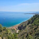 Sherlyn Instagram - Les platico de Taormina que me robo el corazón, es una ciudad sobre un cerro en la costa este de Sicilia. Se encuentra cerca del monte Etna, el volcan mas alto y activo de europa (tambien lo visitamos pero las fotos no estan tan cool). La ciudad tiene un antiguo teatro grecorromano que aún funciona "Teatro Antico di Taormina" pero más para conciertos, los acantilados descienden hasta el mar y forman caletas con playas de arena. Se come delicioso y hay gelato por todos lados! @andrenuestrobebe