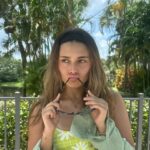 Daniela Calle Instagram - Aprovechando los 15 minutos de sol de verano en miami 😂😓