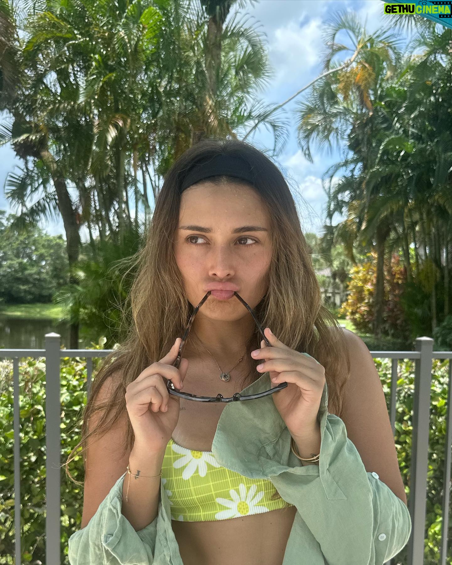 Daniela Calle Instagram - Aprovechando los 15 minutos de sol de verano en miami 😂😓