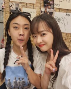 Park Bo-young Instagram - 새로운 동생 영지랑👩🏻‍❤️‍👩🏻 

@youngji_02