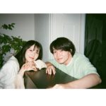 Minami Hamabe Instagram - 金曜日🐢
おつかれさまです🐢
『らんまん』今週もありがとうございました!

本日の放送では、万太郎と寿恵子は長屋の皆さんに助けてもらい、無事に元気な赤ちゃんと出会うことができました🐢
万太郎さんは生まれてくる赤ちゃんの名前をずっと考えてくれていましたが、考えに考えぬき、「園子」という、植物を愛する万太郎さんらしい愛に溢れた名前を付けてくださいました🐢
万太郎と寿恵子にとってのかけがえのない宝物を迎え、これから3人家族の物語が広がっていきます🐢
来週もぜひ見届けていただけますと嬉しいです🐢

そして、『らんまん』のファンブックが25日に発売されるようです🐢
今回のファンブックはらんまん女性陣に焦点を当てたものとなっています🐢
佐久間由衣ちゃんの撮り下ろしカットが見目麗しくて最高でした
バナナの写真が、ファンブック撮影日の写真です🐢

わたしも勘違いしていたのですが、神木万太郎さんとの写真は『らんまんガイドブックPart2』のものらしいです！
どちらも発売は25日!
乞うご期待!!

ではでは来週またお会いしましょう!!🐢