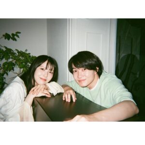 Minami Hamabe Instagram - 金曜日🐢
おつかれさまです🐢
『らんまん』今週もありがとうございました!

本日の放送では、万太郎と寿恵子は長屋の皆さんに助けてもらい、無事に元気な赤ちゃんと出会うことができました🐢
万太郎さんは生まれてくる赤ちゃんの名前をずっと考えてくれていましたが、考えに考えぬき、「園子」という、植物を愛する万太郎さんらしい愛に溢れた名前を付けてくださいました🐢
万太郎と寿恵子にとってのかけがえのない宝物を迎え、これから3人家族の物語が広がっていきます🐢
来週もぜひ見届けていただけますと嬉しいです🐢

そして、『らんまん』のファンブックが25日に発売されるようです🐢
今回のファンブックはらんまん女性陣に焦点を当てたものとなっています🐢
佐久間由衣ちゃんの撮り下ろしカットが見目麗しくて最高でした
バナナの写真が、ファンブック撮影日の写真です🐢

わたしも勘違いしていたのですが、神木万太郎さんとの写真は『らんまんガイドブックPart2』のものらしいです！
どちらも発売は25日!
乞うご期待!!

ではでは来週またお会いしましょう!!🐢