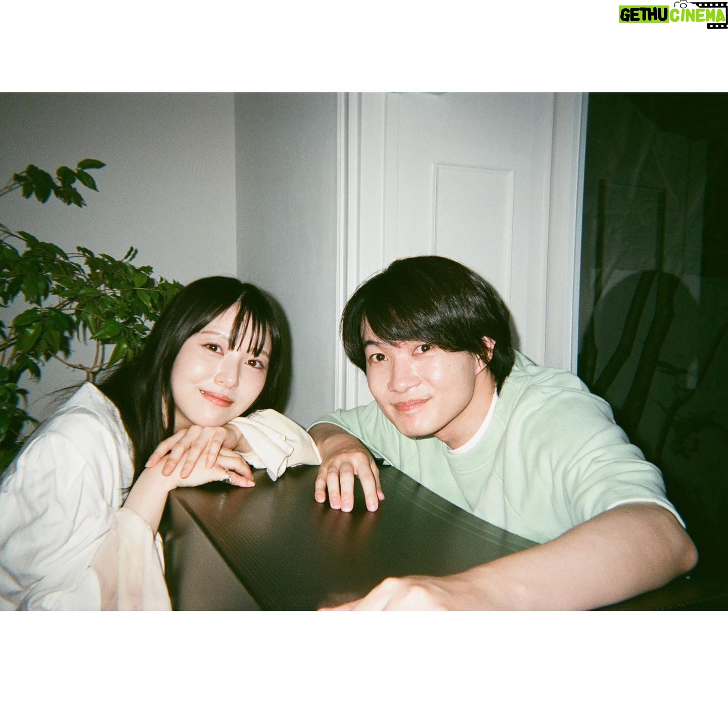Minami Hamabe - 346.8K Likes - 金曜日🐢
おつかれさまです🐢
『らんまん』今週もありがとうございました!
本日の放送では、万太郎と寿恵子は長屋の皆さんに助けてもらい、無事に元気な赤ちゃんと出会うことができました🐢
万太郎さんは生まれてくる赤ちゃんの名前をずっと考えてくれていましたが、考えに考えぬき、「園子」という、植物を愛する万太郎さんらしい愛に溢れた名前を付けてくださいました🐢
万太郎と寿恵子にとってのかけがえのない宝物を迎え、これから3人家族の物語が広がっていきます🐢
来週もぜひ見届けていただけますと嬉しいです🐢
そして、『らんまん』のファンブックが25日に発売されるようです🐢
今回のファンブックはらんまん女性陣に焦点を当てたものとなっています🐢
佐久間由衣ちゃんの撮り下ろしカットが見目麗しくて最高でした
バナナの写真が、ファンブック撮影日の写真です🐢
わたしも勘違いしていたのですが、神木万太郎さんとの写真は『らんまんガイドブックPart2』のものらしいです!
どちらも発売は25日!
乞うご期待!!
ではでは来週またお会いしましょう!!🐢