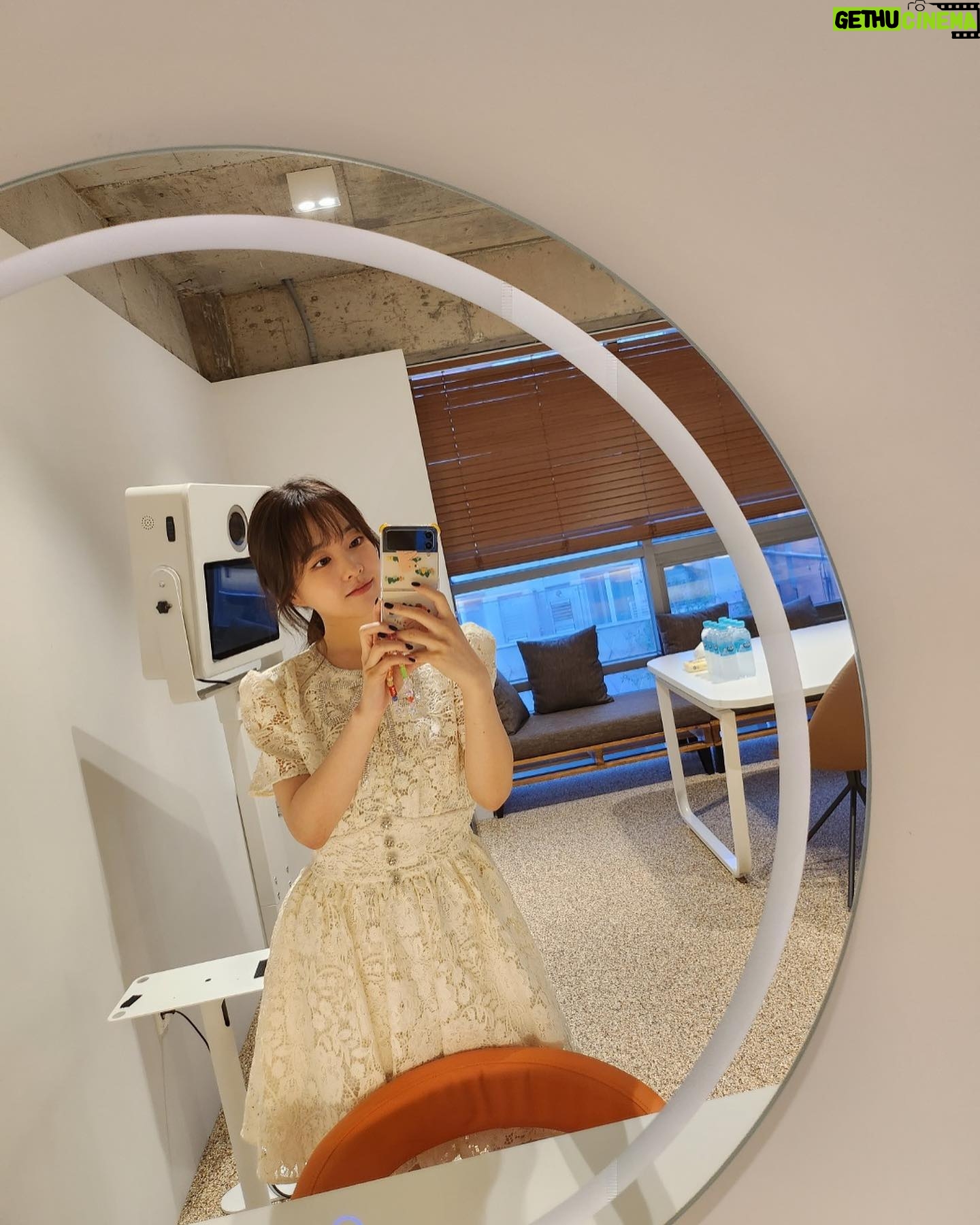 Park Bo-young Instagram - <콘크리트 유토피아> 무비토크 오늘 밤 8시에 만나요👋