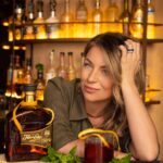 Ludwika Paleta Instagram - ¿Saben por qué @flordecana.mx me encanta? Porque tiene más de 130 años y 5 generaciones de historia familiar y es un ron super premium, con una versatilidad asombrosa y comprometido con la sustentabilidad. ¿Sabías qué, es el único ron del mundo certificado Fair Trade y Carbono Neutral?
Se los recomiendo a las rocas o con un poco de agua mineral. Salud por un futuro más verde 🥃 #FlordeCaña #Cocktails #PorUnFuturoMasVerde 

📷 @anamarkezphoto