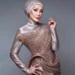 Erra Fazira Instagram - Primadona Erra Fazira 🤍
@errafazira 
📸 @blackpepperproductionmy 
.
Makeup by @makeupbydeqsha 
.
Hijab Styled @norakhartikaardi 
.
Styled by @abushaefhamza 
.
Dress by @fredacreation.fdc 
.
.
P.A @sharendrarazak 
.
.
#abpbh35 #anugerahbintangpopularberitaharian #photography #blackpepperproduction #errafazira