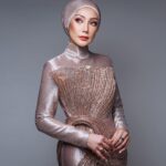 Erra Fazira Instagram - Primadona Erra Fazira 🤍
@errafazira 
📸 @blackpepperproductionmy 
.
Makeup by @makeupbydeqsha 
.
Hijab Styled @norakhartikaardi 
.
Styled by @abushaefhamza 
.
Dress by @fredacreation.fdc 
.
.
P.A @sharendrarazak 
.
.
#abpbh35 #anugerahbintangpopularberitaharian #photography #blackpepperproduction #errafazira