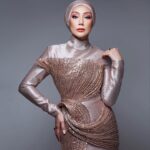 Erra Fazira Instagram - Primadona Erra Fazira 🤍
@errafazira 
📸 @blackpepperproductionmy 
.
Makeup by @makeupbydeqsha 
.
Hijab Styled @norakhartikaardi 
.
Styled by @abushaefhamza 
.
Dress by @fredacreation.fdc 
.
.
P.A @sharendrarazak 
.
.
#abpbh35 #anugerahbintangpopularberitaharian #photography #blackpepperproduction #errafazira