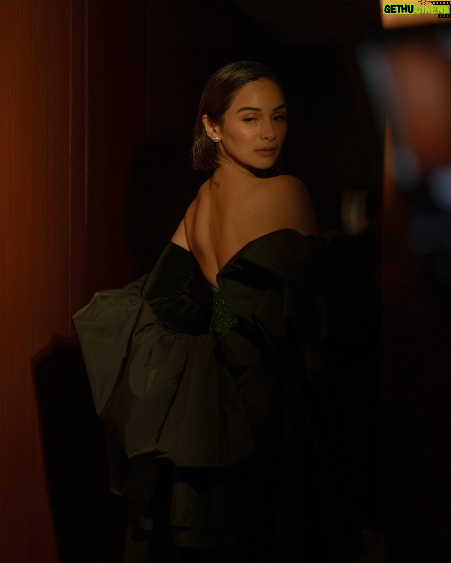 Jennylyn Mercado Instagram - Sometimes in heels, sometimes in dresses…
#gmagalanight
Gown: @anthonyramirez_official @tomford
Jewelry: @loverocksjewelry
Minaudiere: @blingandcoph
Mua: @janellcapuchino
Hair: @bianca_anne_vergara17
Suit: @rubrinas @tomford @ysl
Style: #styledbyajalberto @ianvinarao
Special thanks to Bessie @jankristofferenriquez