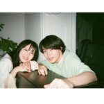 Minami Hamabe Instagram - 金曜日🐢
おつかれさまです🐢
『らんまん』今週もありがとうございました!

本日の放送では、万太郎と寿恵子は長屋の皆さんに助けてもらい、無事に元気な赤ちゃんと出会うことができました🐢
万太郎さんは生まれてくる赤ちゃんの名前をずっと考えてくれていましたが、考えに考えぬき、「園子」という、植物を愛する万太郎さんらしい愛に溢れた名前を付けてくださいました🐢
万太郎と寿恵子にとってのかけがえのない宝物を迎え、これから3人家族の物語が広がっていきます🐢
来週もぜひ見届けていただけますと嬉しいです🐢

そして、『らんまん』のファンブックが25日に発売されるようです🐢
今回のファンブックはらんまん女性陣に焦点を当てたものとなっています🐢
佐久間由衣ちゃんの撮り下ろしカットが見目麗しくて最高でした
バナナの写真が、ファンブック撮影日の写真です🐢

わたしも勘違いしていたのですが、神木万太郎さんとの写真は『らんまんガイドブックPart2』のものらしいです！
どちらも発売は25日!
乞うご期待!!

ではでは来週またお会いしましょう!!🐢