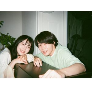 Minami Hamabe Instagram - 金曜日🐢
おつかれさまです🐢
『らんまん』今週もありがとうございました!

本日の放送では、万太郎と寿恵子は長屋の皆さんに助けてもらい、無事に元気な赤ちゃんと出会うことができました🐢
万太郎さんは生まれてくる赤ちゃんの名前をずっと考えてくれていましたが、考えに考えぬき、「園子」という、植物を愛する万太郎さんらしい愛に溢れた名前を付けてくださいました🐢
万太郎と寿恵子にとってのかけがえのない宝物を迎え、これから3人家族の物語が広がっていきます🐢
来週もぜひ見届けていただけますと嬉しいです🐢

そして、『らんまん』のファンブックが25日に発売されるようです🐢
今回のファンブックはらんまん女性陣に焦点を当てたものとなっています🐢
佐久間由衣ちゃんの撮り下ろしカットが見目麗しくて最高でした
バナナの写真が、ファンブック撮影日の写真です🐢

わたしも勘違いしていたのですが、神木万太郎さんとの写真は『らんまんガイドブックPart2』のものらしいです！
どちらも発売は25日!
乞うご期待!!

ではでは来週またお会いしましょう!!🐢