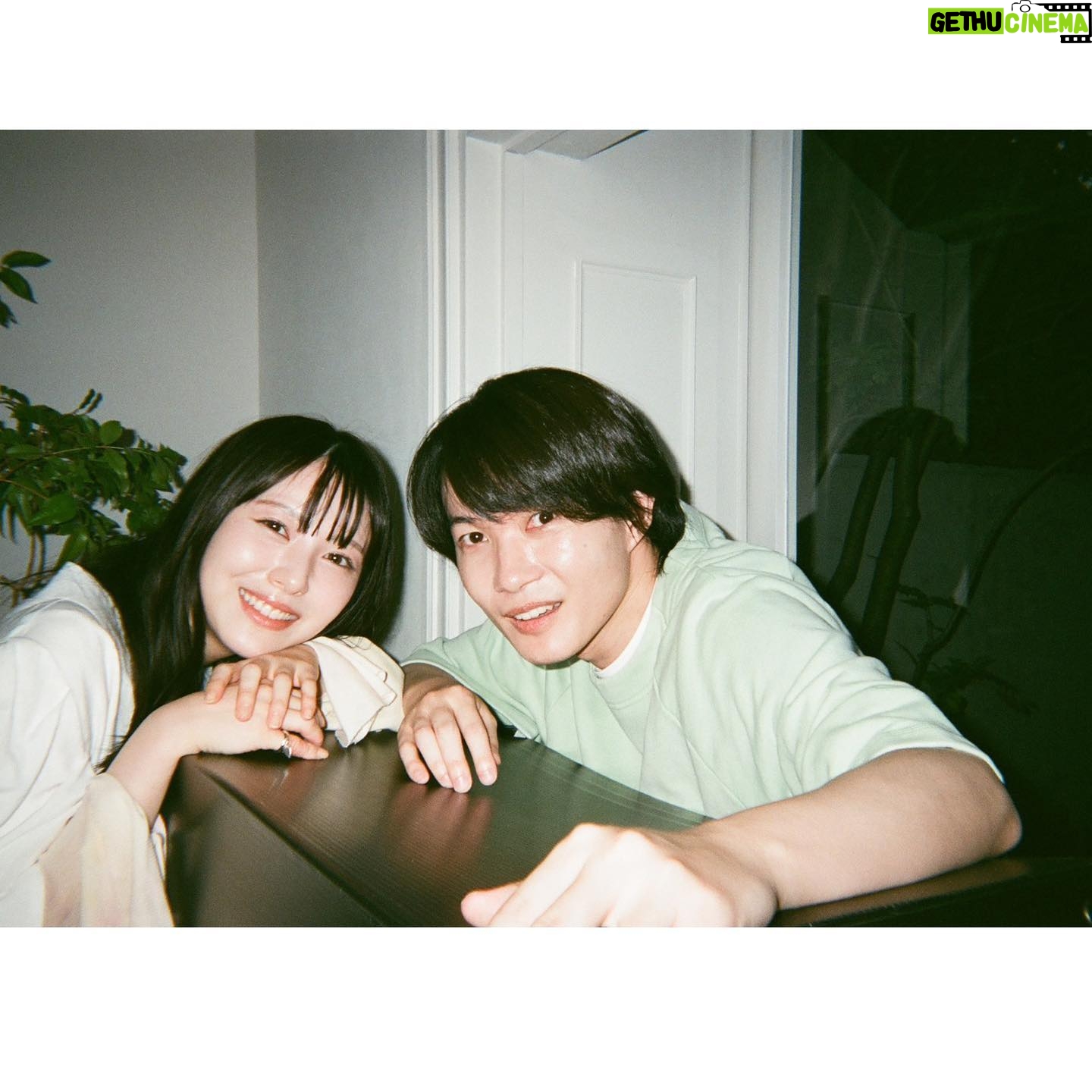 Minami Hamabe - 346.8K Likes - 金曜日🐢
おつかれさまです🐢
『らんまん』今週もありがとうございました!
本日の放送では、万太郎と寿恵子は長屋の皆さんに助けてもらい、無事に元気な赤ちゃんと出会うことができました🐢
万太郎さんは生まれてくる赤ちゃんの名前をずっと考えてくれていましたが、考えに考えぬき、「園子」という、植物を愛する万太郎さんらしい愛に溢れた名前を付けてくださいました🐢
万太郎と寿恵子にとってのかけがえのない宝物を迎え、これから3人家族の物語が広がっていきます🐢
来週もぜひ見届けていただけますと嬉しいです🐢
そして、『らんまん』のファンブックが25日に発売されるようです🐢
今回のファンブックはらんまん女性陣に焦点を当てたものとなっています🐢
佐久間由衣ちゃんの撮り下ろしカットが見目麗しくて最高でした
バナナの写真が、ファンブック撮影日の写真です🐢
わたしも勘違いしていたのですが、神木万太郎さんとの写真は『らんまんガイドブックPart2』のものらしいです!
どちらも発売は25日!
乞うご期待!!
ではでは来週またお会いしましょう!!🐢