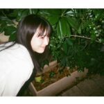 Minami Hamabe Instagram - 金曜日🐢
おつかれさまです🐢
『らんまん』今週もありがとうございました!

本日の放送では、万太郎と寿恵子は長屋の皆さんに助けてもらい、無事に元気な赤ちゃんと出会うことができました🐢
万太郎さんは生まれてくる赤ちゃんの名前をずっと考えてくれていましたが、考えに考えぬき、「園子」という、植物を愛する万太郎さんらしい愛に溢れた名前を付けてくださいました🐢
万太郎と寿恵子にとってのかけがえのない宝物を迎え、これから3人家族の物語が広がっていきます🐢
来週もぜひ見届けていただけますと嬉しいです🐢

そして、『らんまん』のファンブックが25日に発売されるようです🐢
今回のファンブックはらんまん女性陣に焦点を当てたものとなっています🐢
佐久間由衣ちゃんの撮り下ろしカットが見目麗しくて最高でした
バナナの写真が、ファンブック撮影日の写真です🐢

わたしも勘違いしていたのですが、神木万太郎さんとの写真は『らんまんガイドブックPart2』のものらしいです！
どちらも発売は25日!
乞うご期待!!

ではでは来週またお会いしましょう!!🐢