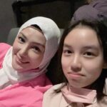 Erra Fazira Instagram - Hari ni mom patut ada sessi usrah tau.. tp mom lupa dah janji dgn anakanda nak layan Barbie.. terpaksalah mom korbankan sessi mom.. Maka ke cinema lah kami.. 

Mom dok komplen sbb nak berPINK bagai.. rupanya mmg yg menonton movie ni.. majoriti pakai pink.. And guess who we bumped into..?! it’s @kupu_kupu  n @qasander s family.. semua pun pakai pink😆 Pheww lega 😅 
.
Anyway.. kpd yg jarang dgr Aleesya potpet.. haaa skrg dah dengar kannn? dia kalau potpet.. mom pun kalah.. 🙄 
.
ok bai!