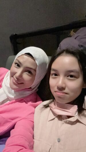 Erra Fazira Instagram - Hari ni mom patut ada sessi usrah tau.. tp mom lupa dah janji dgn anakanda nak layan Barbie.. terpaksalah mom korbankan sessi mom.. Maka ke cinema lah kami.. 

Mom dok komplen sbb nak berPINK bagai.. rupanya mmg yg menonton movie ni.. majoriti pakai pink.. And guess who we bumped into..?! it’s @kupu_kupu  n @qasander s family.. semua pun pakai pink😆 Pheww lega 😅 
.
Anyway.. kpd yg jarang dgr Aleesya potpet.. haaa skrg dah dengar kannn? dia kalau potpet.. mom pun kalah.. 🙄 
.
ok bai!