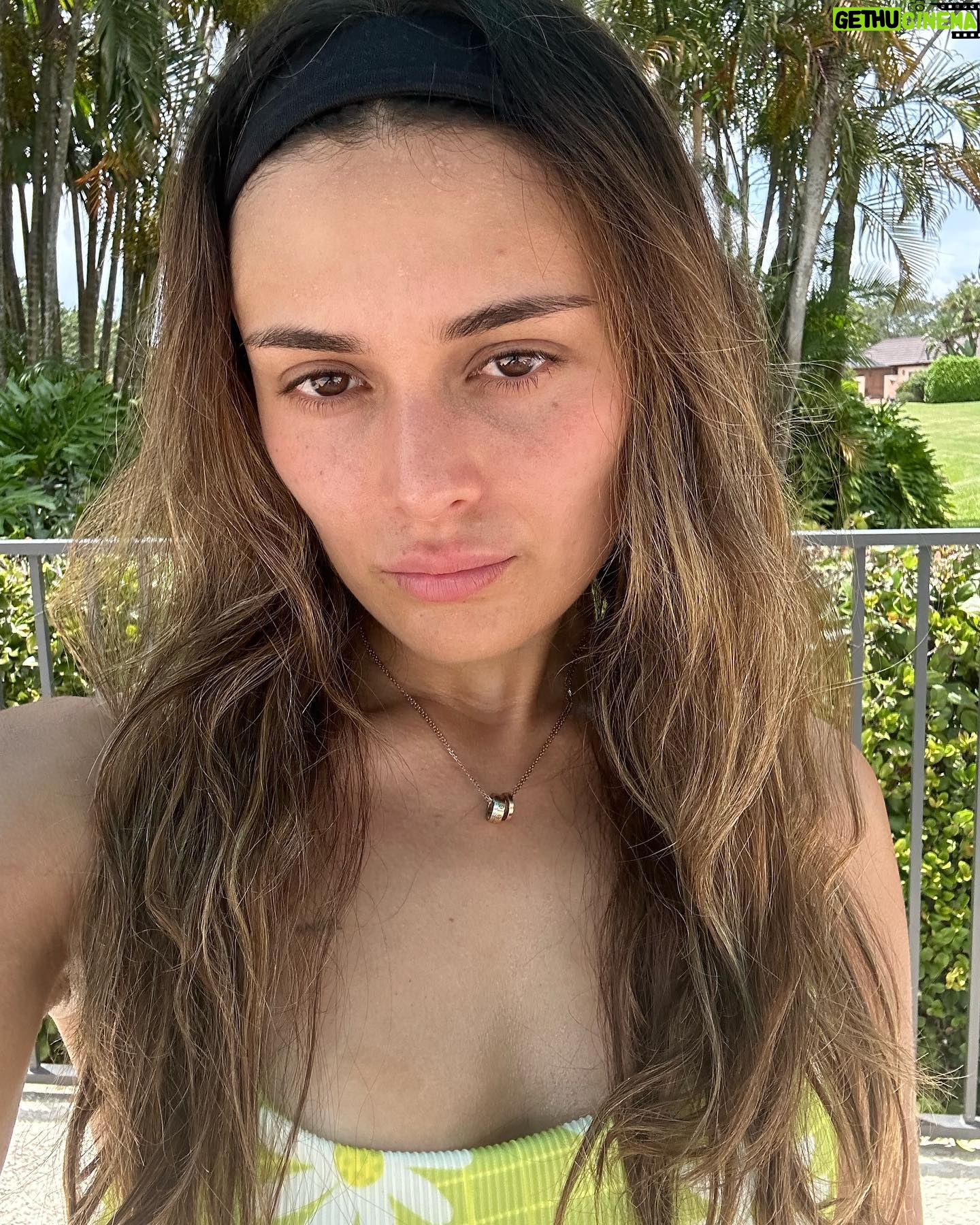 Daniela Calle Instagram - Aprovechando los 15 minutos de sol de verano en miami 😂😓