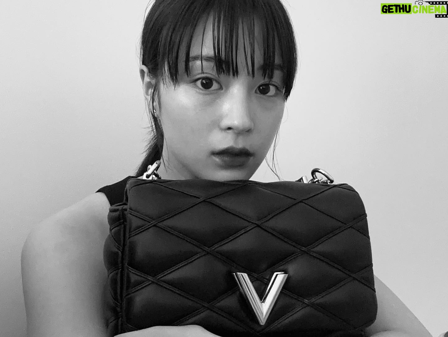 Suzu Hirose Instagram - ♡ @louisvuitton
#GO-14 #LOUISVUITTON