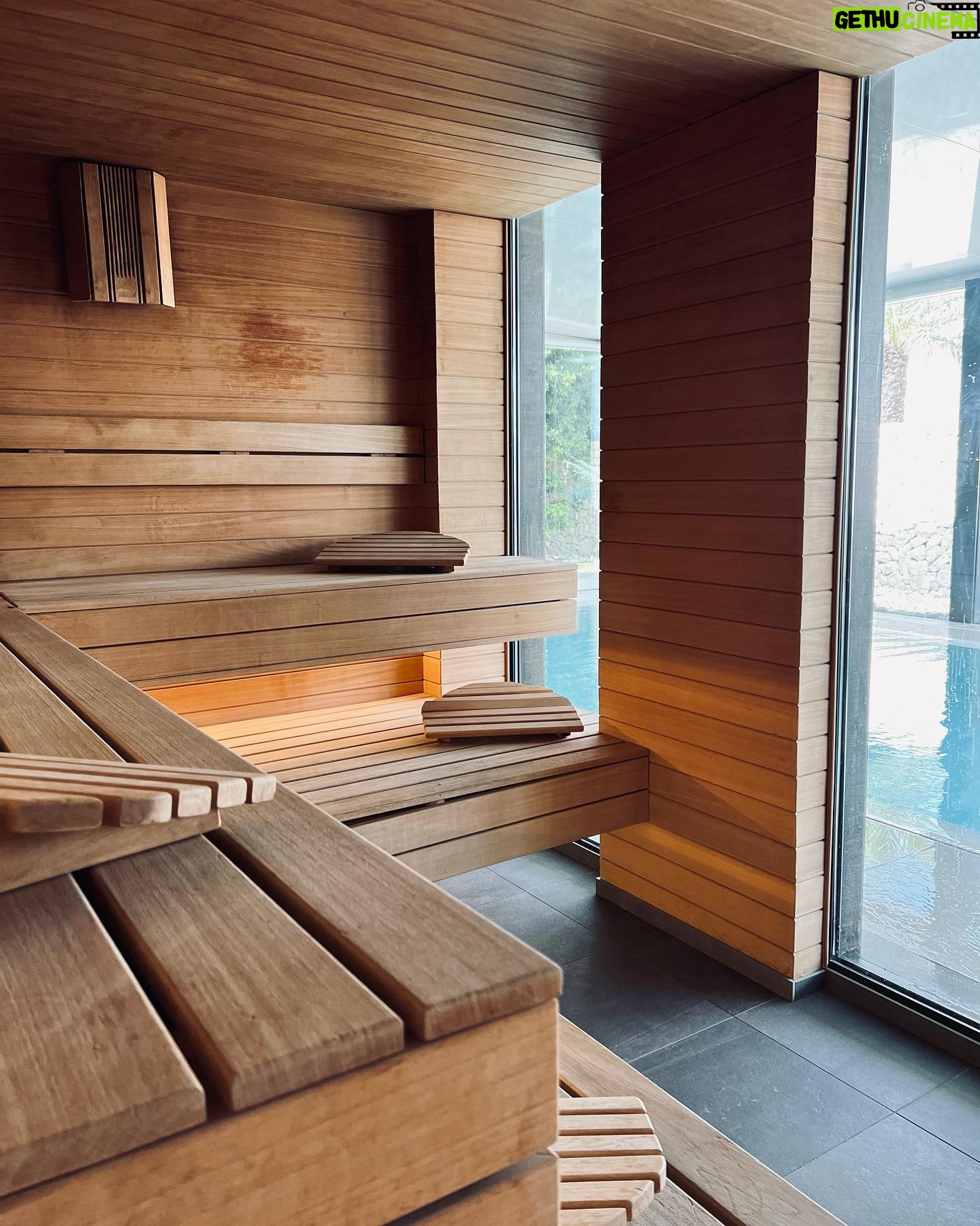 Poppy Delevingne Instagram - I reached out to @shawellness a few weeks ago, after suddenly feeling the need to reset, recharge & rebalance. I spent 6 days at what I can only describe as paradise, learning everything there is to know about nutrition, fitness, well-being & how to de-stress ~ mixed in with all sorts of incredible treatments like reflexology & shirodhara. I couldn’t have done it without two of my besties (detoxing can make you feel quite raw at times) & without all the wonderful staff & therapists who looked after us SO beautifully. I also appreciate how lucky I am to do something as special & as rewarding as this… I can’t thank you enough @shawellness I’m floating my way out of here… 🌿💚🌿