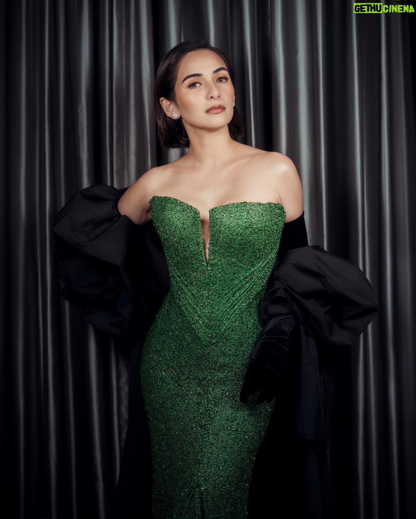 Jennylyn Mercado Instagram - Sometimes in heels, sometimes in dresses…
#gmagalanight
Gown: @anthonyramirez_official @tomford
Jewelry: @loverocksjewelry
Minaudiere: @blingandcoph
Mua: @janellcapuchino
Hair: @bianca_anne_vergara17
Suit: @rubrinas @tomford @ysl
Style: #styledbyajalberto @ianvinarao
Special thanks to Bessie @jankristofferenriquez
