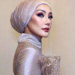 Erra Fazira Instagram - DIA ERRAFAZIRA 

Styled by @abushaefhamza

Hijab styled @norakhartikaardi 

Dress by @fredacreation.fdc 
Photograph by @blackpepperproductionmy 

P.A @sharendrarazak 

#ABPH35 TV3 
#beritaharian

FOR MAKEUP BOOKING 0193495383