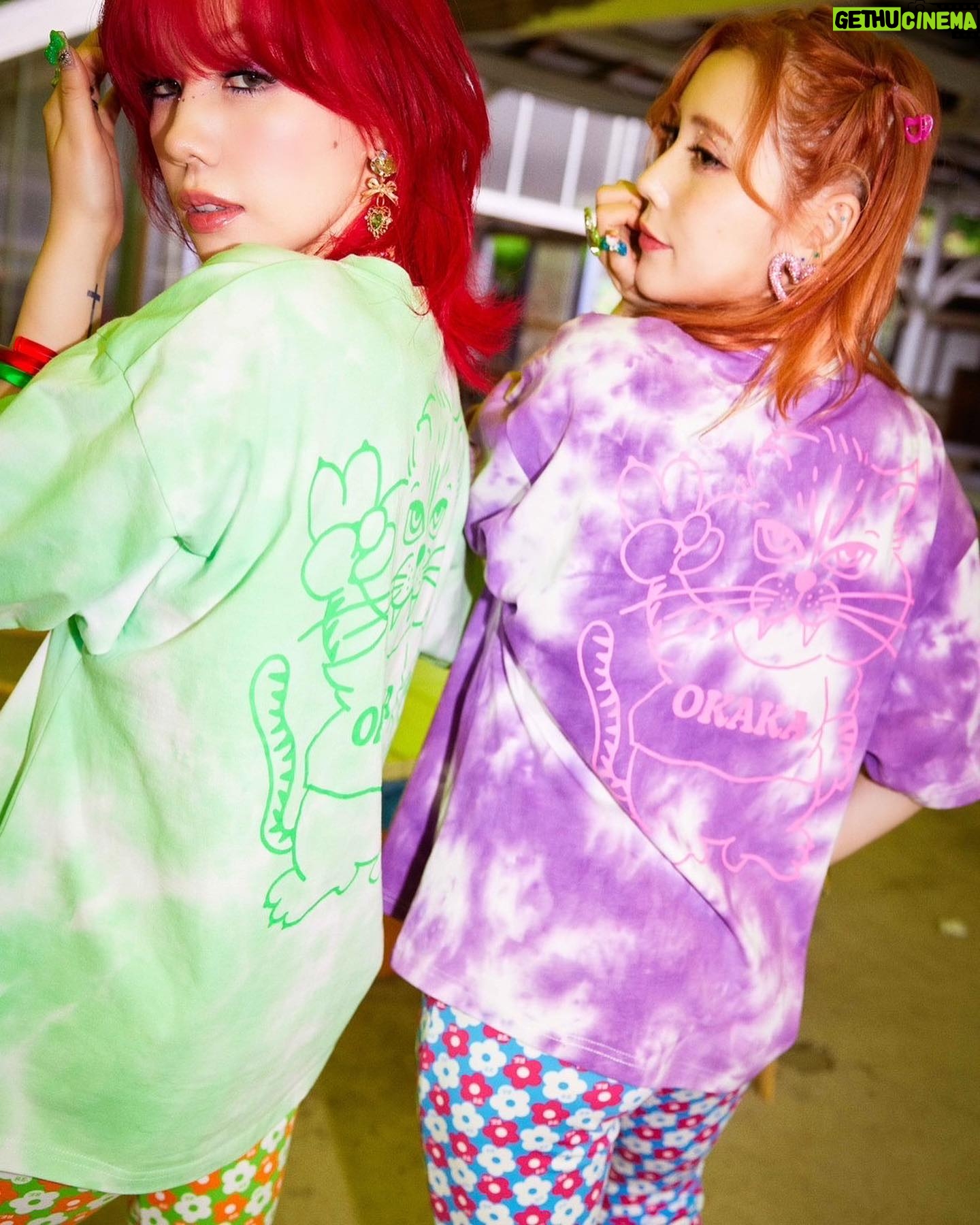 Riisa Naka Instagram - まもなく7月23日お昼12時❤️
RE. 2ndアニバーサリー💙💙💙
Tシャツと総柄バッグとベルトが🐈✌︎✨
発売になりますっ💚💜💚💜
@re._oyoufukuyasan_
RE.を立ち上げてから2年たちました🥹🔥🔥🔥
いつもみんなRE.愛してくれてありがとう🥹❤️
私が毎日頑張れてるのはみんなのおかげだよ🥰🫶🏻LOVE❤️