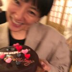 Asami Mizukawa Instagram - 7月24日に40歳になりました🌻
「お誕生日おめでとう」と言ってもらえる一年に一度の嬉しい日。
本当にしみじみと感謝の気持ちが湧き上がります。
ありがとう。

身体も心もイキイキと健やかに健康第一でこれからもやらせてもらいます〜🤸‍♀️✴︎⭐︎⬡
40歳からのわたくしも何卒よろしくお願い申し上げまする🤲🏻

お祝いしてもらった沢山の嬉し嬉しを記録。