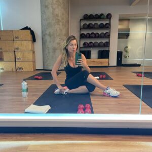 Ludwika Paleta Instagram - Qué difícil es empezar. Cualquier cosa.  A veces creemos que ya no podemos conseguir el cuerpo o la salud o la fuerza a cierta etapa de nuestras vidas ( pasa lo mismo con un trabajo o un emprendimiento) pero hablando del ejercicio: qué di- fí-cil !!! Cuando lo dejas un tiempo y parece que volver a empezar es regresar a CERO. Todo te vuelve a doler y no puedes completar ni la mitad de una rutina.  Este post es de agradecimiento e inspiración.
TODO se logra cuando estamos rodeados de personas que te impulsan y te hacen ser mejor. GRACIAS @ajsersana por invitarme a esa “primera” clase. A mi @letysersana por ser inspiración y buena energía siempre. @valverdefitness por estar siempre pendiente y tenerme paciencia. Y @aloyoga_mex porque hacer ejercicio con outfits cool hace que den más ganas 💪🏼