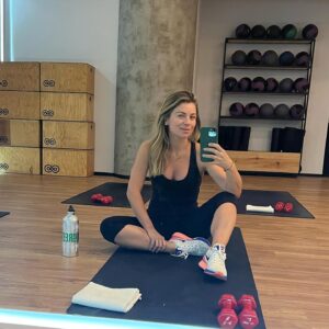 Ludwika Paleta Instagram - Qué difícil es empezar. Cualquier cosa.  A veces creemos que ya no podemos conseguir el cuerpo o la salud o la fuerza a cierta etapa de nuestras vidas ( pasa lo mismo con un trabajo o un emprendimiento) pero hablando del ejercicio: qué di- fí-cil !!! Cuando lo dejas un tiempo y parece que volver a empezar es regresar a CERO. Todo te vuelve a doler y no puedes completar ni la mitad de una rutina.  Este post es de agradecimiento e inspiración.
TODO se logra cuando estamos rodeados de personas que te impulsan y te hacen ser mejor. GRACIAS @ajsersana por invitarme a esa “primera” clase. A mi @letysersana por ser inspiración y buena energía siempre. @valverdefitness por estar siempre pendiente y tenerme paciencia. Y @aloyoga_mex porque hacer ejercicio con outfits cool hace que den más ganas 💪🏼