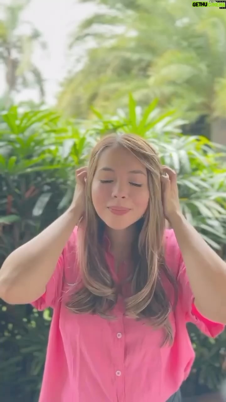Julia Montes Instagram - Minsan di maiwasan ang too much sun exposure lalo na during takes! Kaya lately my hair feels dry. ☀️ But thanks to #PalmoliveNaturals Intensive Moisture Shampoo, my hair is hydrated and bouncy throughout the day!
Kamusta naman hair niyo girls? Just do the #HairBounceCheck and feel it! 💗