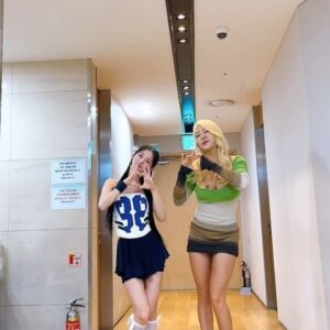 Soyou Instagram - 퀸카💖와 함께 샤카샤카~🤙 with #여자아이들 #미연 @official_g_i_dle @noodle.zip #소유 #SOYOU #ALOHA #알로하 #ALOHAchallenge #알로하챌린지