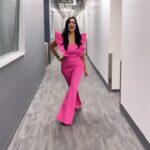 Scarlet Ortiz Instagram - Una semana espectacular en @telemundo @lamesacaliente Graciasssss @aylinmujic @giselleblondet @veronicabastos1 @myrkadellanos por su profesionalismo y buena vibra! Miles de bendiciones 🙌🏻 
Graciasssss @benditoclosetstyle y @lavanidosaboutique por mi bello jumpsuit 💖 #actriz #conductoradetv #scarletortiz #entretenimiento #telemundo